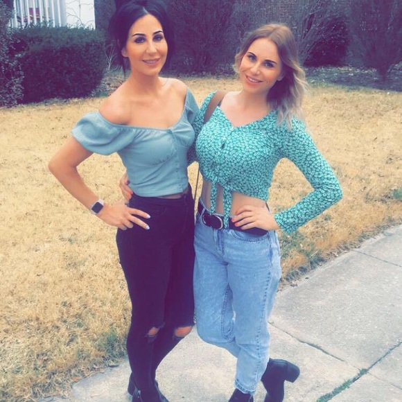 Meet your Posher, Laura - Picture 3 of 3